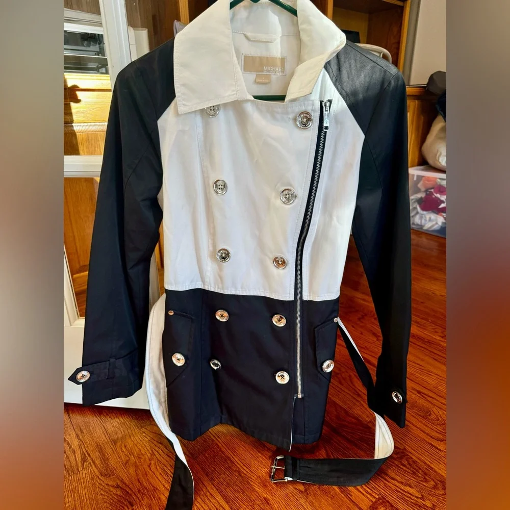 Light weight Michael Kors coat - Picture 1 of 7